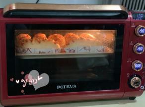 放入预热好的烤箱，190度，上下火，中层，烤18分钟。