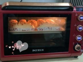 放入预热好的烤箱，190度，上下火，中层，烤18分钟。