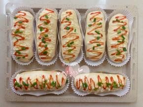 面包表面喷水或刷一层薄薄的蛋液，撒上马苏里拉芝士，挤上沙拉酱，再挤上番茄酱，撒上葱花即可。