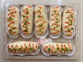 面包表面喷水或刷一层薄薄的蛋液，撒上马苏里拉芝士，挤上沙拉酱，再挤上番茄酱，撒上葱花即可。