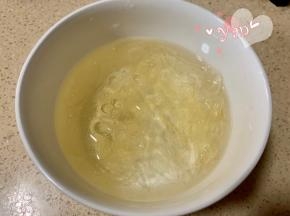 吉利丁片用冷水泡软。