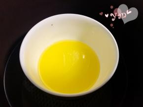 黄油隔热水融化。