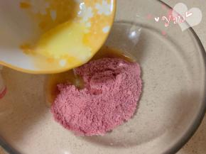 装出80g奥利奥饼干碎，倒入融化的黄油，搅拌均匀。