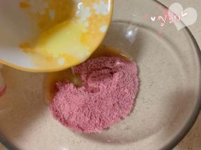 装出80g奥利奥饼干碎，倒入融化的黄油，搅拌均匀。