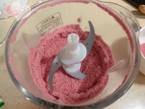 将100g饼干放入搅拌机里磨成粉。