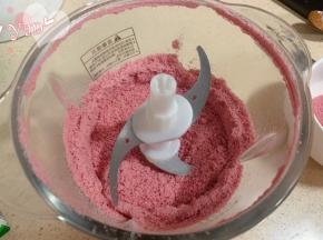 将100g饼干放入搅拌机里磨成粉。