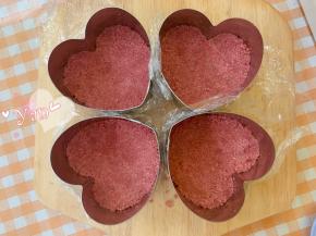 将混合好的黄油饼干放入模具里压实，放冰箱冷冻15分钟。