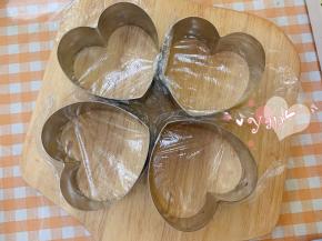 心形慕斯模具包上保鲜膜，或者用6寸戚风模具。