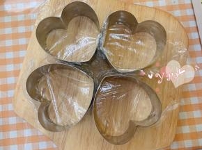心形慕斯模具包上保鲜膜，或者用6寸戚风模具。