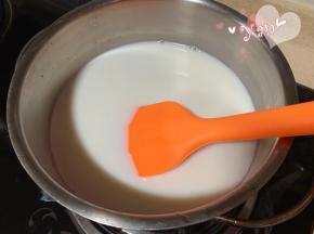 纯牛奶+淡奶油+纯甄酸奶+炼奶+细砂糖，倒入锅里，搅拌均匀。
