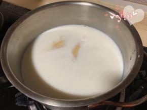 加入泡软的吉利丁片，开小火加热至融化。