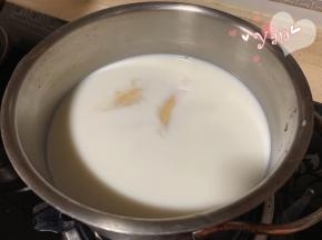 加入泡软的吉利丁片，开小火加热至融化。