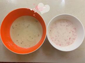 一份加入挖出的抹茶夹心馅，一份加入剩余的20g奥利奥饼干碎，分别搅拌均匀。