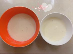 煮好的慕斯液分成两份。