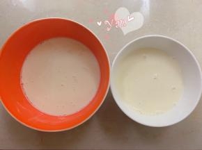 煮好的慕斯液分成两份。