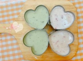 倒入模具里，放入冰箱冷藏3小时以上，冷藏一夜效果会更好。脱模撕开保鲜膜，从底下往上慢慢推出来就可以了。