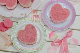 表面筛上樱花奥利奥饼干粉。