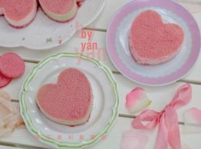 表面筛上樱花奥利奥饼干粉。