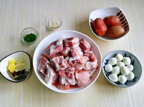 准备食材，排骨泡冷水，将血水泡出，需多次换水，我用的土豆比较小，所以用了三个，鹌鹑蛋提前煮熟去皮。