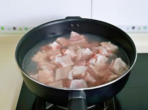 排骨焯水：冷水下锅，大火烧开后再煮2分钟，捞出用温水反复冲洗，将排骨上的杂质冲洗干净，淋干水分备用。