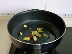 起油锅，加入姜片，蒜，八角，香叶煸炒出香味。