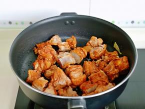 再加入焯水的排骨炒色，每块排骨均匀裹上酱汁。