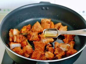 加入料酒去肉腥。