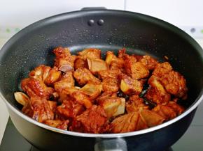 小火翻炒均匀，这时的排骨颜色有没有诱惑到你，哇，有点迫不及待的想吃一块的想法……