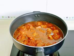 加入纯净水，水量没过排骨为佳，大火烧开，转小火炖15分钟。