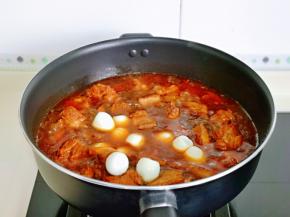 15分钟加入煮熟的鹌鹑蛋，再炖10分钟。