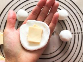 芝士切成小块，包入芝士片