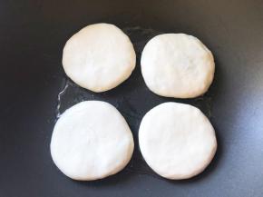 平底锅中刷油，放入韭菜饼，