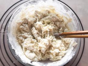 边倒边搅拌成絮状