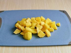 排骨快要炖好啦，这时将土豆去皮，洗干净再切块。(土豆不要提前切好哈，避免氧化)