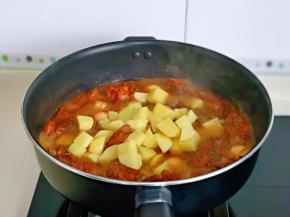 10分钟加入切好的土豆，炖熟即可。