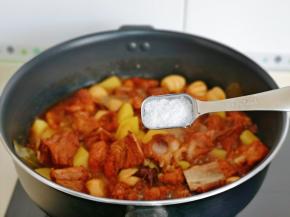 土豆熟啦，按个人口味加入盐，翻炒均匀。