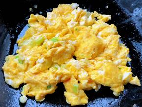 鸡蛋炒至成型八成即可