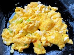 鸡蛋炒至成型八成即可