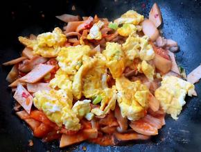 放入炒好的鸡蛋一起大火翻炒均匀