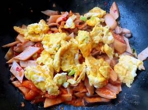 放入炒好的鸡蛋一起大火翻炒均匀