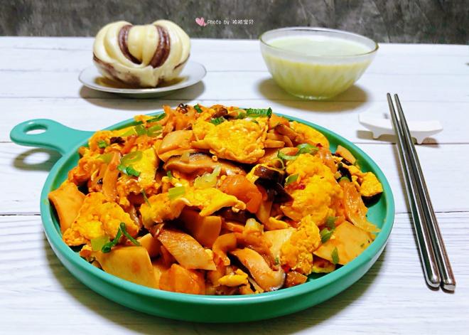 双菇辣白菜炒鸡蛋