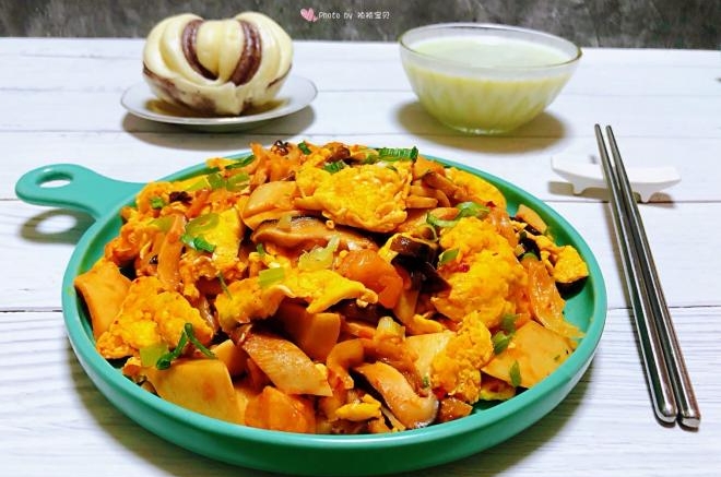 双菇辣白菜炒鸡蛋