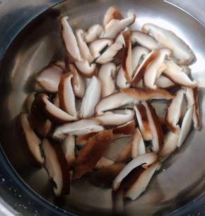 香菇洗净切片放入开水中焯水后沥干水份放入冷水中过凉沥干水份备用