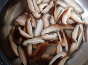 香菇洗净切片放入开水中焯水后沥干水份放入冷水中过凉沥干水份备用