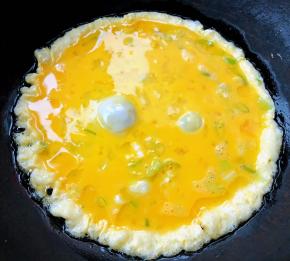 锅中倒入适量油加热鸡蛋打散放入香葱拌匀倒入锅中