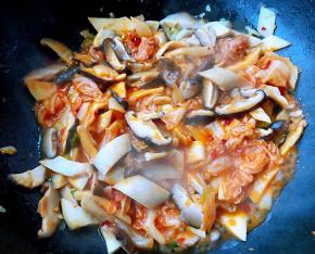 放入辣白菜大火快速翻炒均匀