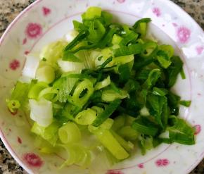 小香葱味道特别好葱花切好