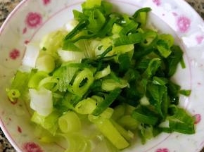 小香葱味道特别好葱花切好