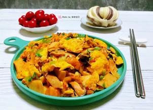 搭配小花卷和水果一起吃味道棒极了