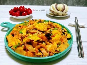 搭配小花卷和水果一起吃味道棒极了